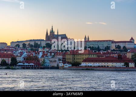 Blick auf die Prager Burg und die moldau bei Sonnenuntergang in Prag, Tschechische republik. BILD Stockfoto