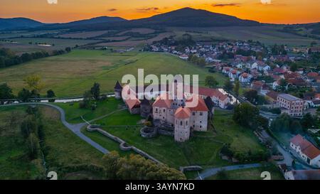 Blick auf die Wasserburg Svihov in Tschechien bei Sonnenuntergang. BILD Stockfoto