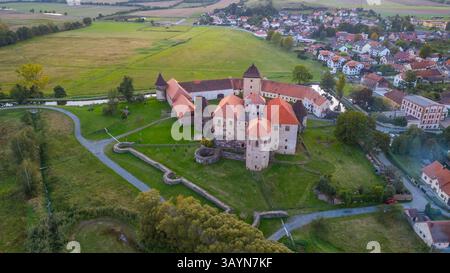 Blick auf die Wasserburg Svihov in Tschechien bei Sonnenuntergang. BILD Stockfoto