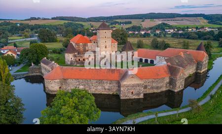 Blick auf die Wasserburg Svihov in Tschechien bei Sonnenuntergang. BILD Stockfoto