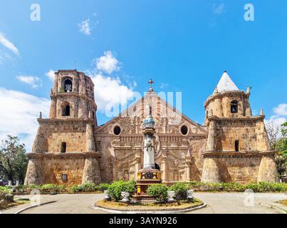 Die MIAG-ao-Kirche in Iloilo, eine UNESCO-Stätte, die für ihre barocke Fassade, Schnitzereien und Architektur aus gelbem Sandstein aus der spanischen Zeit bekannt ist. Stockfoto