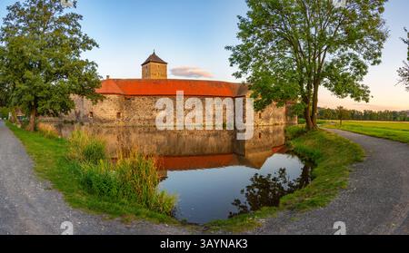 Blick auf die Wasserburg Svihov in Tschechien bei Sonnenuntergang. BILD Stockfoto