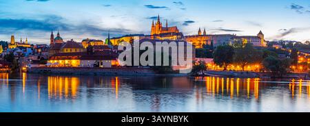 Blick auf die Prager Burg und die moldau bei Sonnenuntergang in Prag, Tschechische republik. BILD Stockfoto