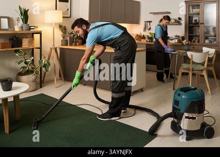 Arbeiter, Die Hausarbeit In Der Wohnung Machen Stockfoto