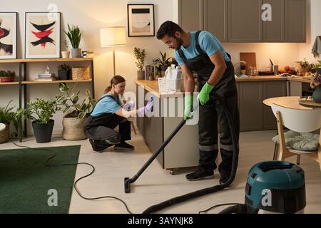 Reinigungspersonal, Die Allgemeine Reinigung In Der Wohnung Durchführen Stockfoto