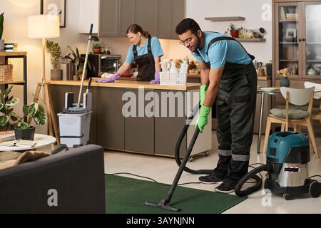 Team Von Reinigungskräften, Die Zu Hause Hausarbeit Machen Stockfoto