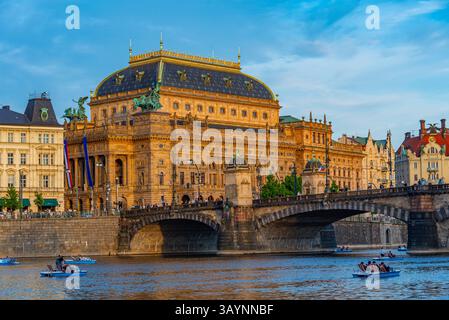 Prag, Tschechische republik, 1. Mai 2024: Panorama von Prag dominiert vom Nationaltheater Prag, Tschechische republik. BILD Stockfoto