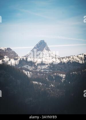Königsee, Berchtesgaden, Bayern, schneebedeckte Berggipfel unter klarem blauem Himmel Stockfoto