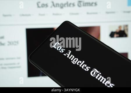 Dhaka, Bangladesch - 17. März 2025: Das Logo der Zeitung Los angeles Times wird auf einem Smartphone-Bildschirm und auf der Website los angeles Times angezeigt Stockfoto