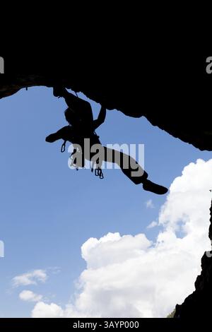 Rock Climber Silhouette an einem sonnigen Tag klettern hoch Stockfoto