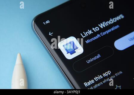 Dhaka, Bangladesch – 17. März 2025: Der Link zur Windows-App von Google Playstore wird auf einem Smartphone-Bildschirm angezeigt Stockfoto