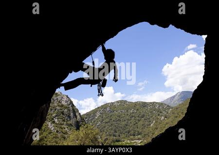 Rock Climber Silhouette an einem sonnigen Tag klettern hoch Stockfoto