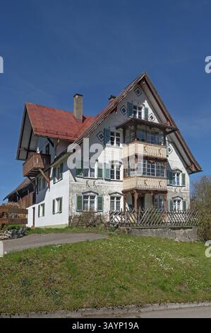 Spitzgiebelhaus mit Holzschindelfassade und überdachten Balkonen bei Hindelang, Allgäu, Schwaben, Bayern, Deutschland, Europa Stockfoto
