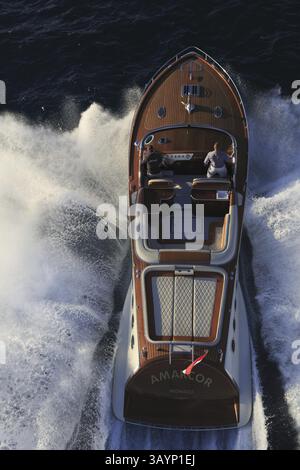 Sportboot J Craft 42 Torpedo R aus der Vogelperspektive auf der Cote d'Azur, luxuriöses Motorboot von der schwedischen Werft J Craft Boats mit Volvo Stockfoto