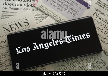 Dhaka, Bangladesch - 17. März 2025: Das Logo der Los angeles Times wird auf einem Smartphone-Bildschirm angezeigt Stockfoto