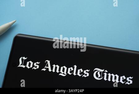 Dhaka, Bangladesch - 17. März 2025: Das Logo der Los angeles Times wird auf einem Smartphone-Bildschirm angezeigt Stockfoto