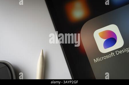 Dhaka, Bangladesch – 17. März 2025: Eine Nahaufnahme eines iPad-Bildschirms mit der microsoft Designer-App Stockfoto