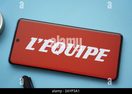 Dhaka, Bangladesch - 17. März 2025: Das Logo der L'Equipe wird auf einem Smartphone-Bildschirm angezeigt Stockfoto