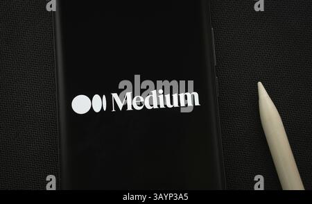 Dhaka, Bangladesch - 17. März 2025: Das Logo des Mediums wird auf einem Smartphone-Bildschirm angezeigt Stockfoto