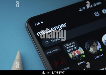 Dhaka, Bangladesch - 17. März 2025: Die App des Messenger wird auf einem Smartphone-Bildschirm angezeigt Stockfoto