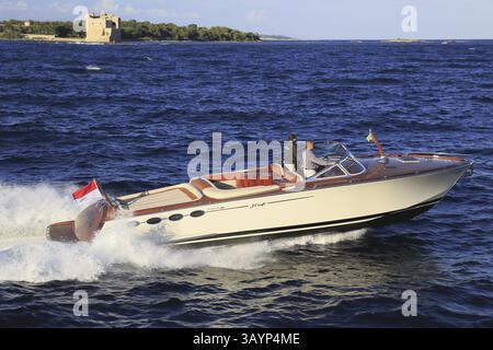 Sportboot J Craft 42 Torpedo R aus der Vogelperspektive bei voller Geschwindigkeit vor dem Iles de Lerins Archipel in der Nähe von Cannes an der Cote d'Azur, Luxusmotorboot ab Th Stockfoto
