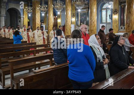 Istanbul, Türkei. April 2025. Pilger und Priester, die während der Gedenkmesse für Papst Franziskus in der Kathedrale St. Esprit gesehen wurden. Katholiken gedenken an den Tod von Papst Franziskus in drei Kirchen in Istanbul (St. Antoine Church, Santa Maria Draperis und St. Esprit Cathedral). (Foto: Valeria Ferraro/SOPA Images/SIPA USA) Credit: SIPA USA/Alamy Live News Stockfoto