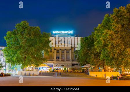 Posen, Polen, 15. August 2024: Nachtblick auf den Freiheitsplatz in Posen, PolandIMAGE Stockfoto