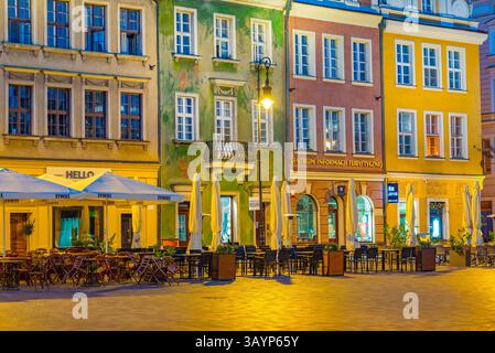Posen, Polen, 16. August 2024: Sonnenaufgangsblick auf farbenfrohe Häuser am Stary Rynek-Platz in Posen in Polen. BILD Stockfoto