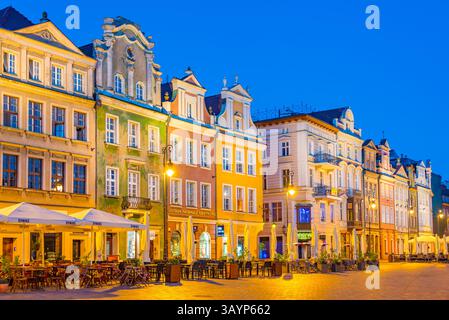 Posen, Polen, 16. August 2024: Sonnenaufgangsblick auf farbenfrohe Häuser am Stary Rynek-Platz in Posen in Polen. BILD Stockfoto