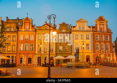 Posen, Polen, 16. August 2024: Sonnenaufgangsblick auf farbenfrohe Häuser am Stary Rynek-Platz in Posen in Polen. BILD Stockfoto