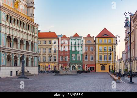 Posen, Polen, 16. August 2024: Sonnenaufgangsblick auf farbenfrohe Häuser am Stary Rynek-Platz in Posen in Polen. BILD Stockfoto