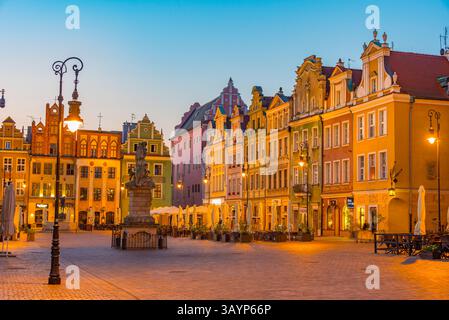 Posen, Polen, 16. August 2024: Sonnenaufgangsblick auf farbenfrohe Häuser am Stary Rynek-Platz in Posen in Polen. BILD Stockfoto