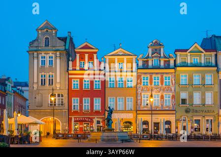 Posen, Polen, 16. August 2024: Sonnenaufgangsblick auf farbenfrohe Häuser am Stary Rynek-Platz in Posen in Polen. BILD Stockfoto