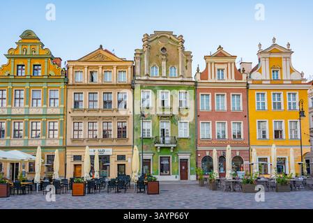 Posen, Polen, 16. August 2024: Sonnenaufgangsblick auf farbenfrohe Häuser am Stary Rynek-Platz in Posen in Polen. BILD Stockfoto