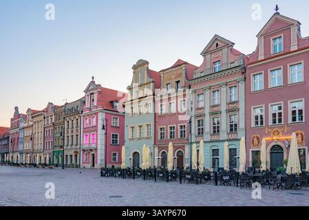 Posen, Polen, 16. August 2024: Sonnenaufgangsblick auf farbenfrohe Häuser am Stary Rynek-Platz in Posen in Polen. BILD Stockfoto