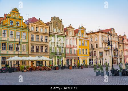 Posen, Polen, 16. August 2024: Sonnenaufgangsblick auf farbenfrohe Häuser am Stary Rynek-Platz in Posen in Polen. BILD Stockfoto
