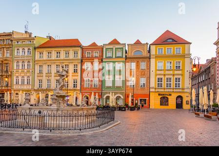 Posen, Polen, 16. August 2024: Sonnenaufgangsblick auf farbenfrohe Häuser am Stary Rynek-Platz in Posen in Polen. BILD Stockfoto
