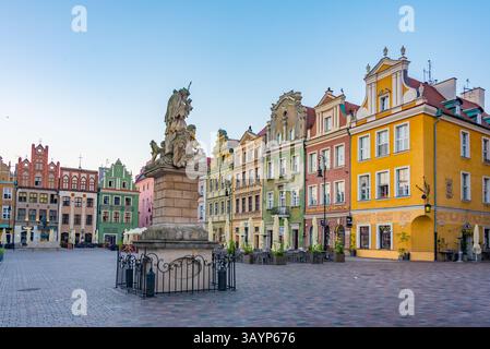Posen, Polen, 16. August 2024: Sonnenaufgangsblick auf farbenfrohe Häuser am Stary Rynek-Platz in Posen in Polen. BILD Stockfoto