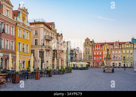 Posen, Polen, 16. August 2024: Sonnenaufgangsblick auf farbenfrohe Häuser am Stary Rynek-Platz in Posen in Polen. BILD Stockfoto