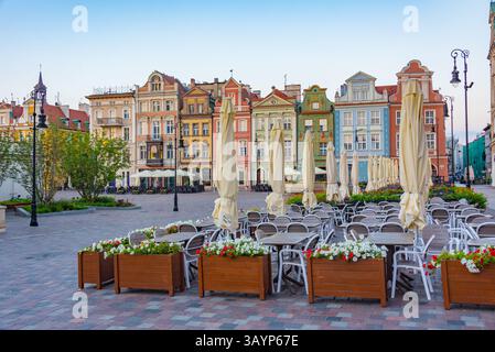 Posen, Polen, 16. August 2024: Sonnenaufgangsblick auf farbenfrohe Häuser am Stary Rynek-Platz in Posen in Polen. BILD Stockfoto