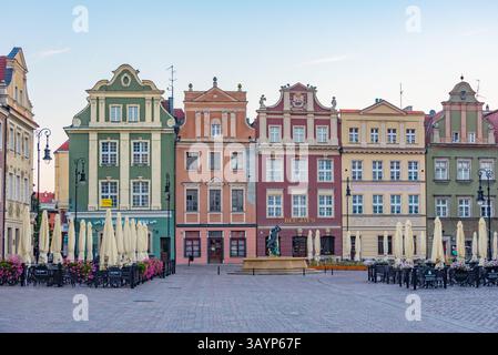 Posen, Polen, 16. August 2024: Sonnenaufgangsblick auf farbenfrohe Häuser am Stary Rynek-Platz in Posen in Polen. BILD Stockfoto