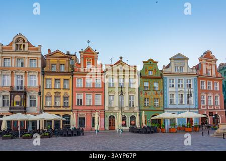 Posen, Polen, 16. August 2024: Sonnenaufgangsblick auf farbenfrohe Häuser am Stary Rynek-Platz in Posen in Polen. BILD Stockfoto