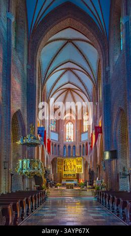 Posen, Polen, 16. August 2024: Innere der Basilika der Heiligen Peter und Paulus in Posen, Polen. BILD Stockfoto