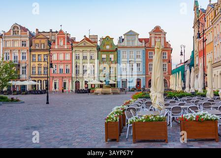 Posen, Polen, 16. August 2024: Sonnenaufgangsblick auf farbenfrohe Häuser am Stary Rynek-Platz in Posen in Polen. BILD Stockfoto