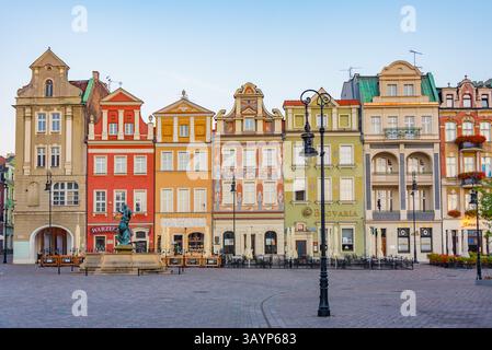 Posen, Polen, 16. August 2024: Sonnenaufgangsblick auf farbenfrohe Häuser am Stary Rynek-Platz in Posen in Polen. BILD Stockfoto