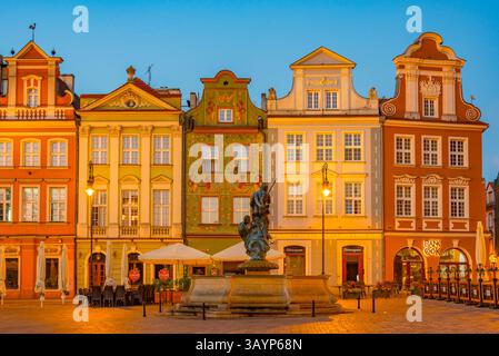 Posen, Polen, 16. August 2024: Sonnenaufgangsblick auf farbenfrohe Häuser am Stary Rynek-Platz in Posen in Polen. BILD Stockfoto