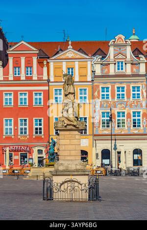 Posen, Polen, 16. August 2024: Bunte Häuser auf dem Stary Rynek-Platz in Posen in Polen. BILD Stockfoto