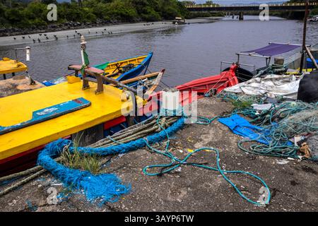 Peruibe, Sao Paulo, 17. Januar 2025. Bunte Fischerboote in Peruibe, Brasilien. Eine lebendige Szene des Küstenlebens, der Tradition und des Atlantischen Waldes Stockfoto