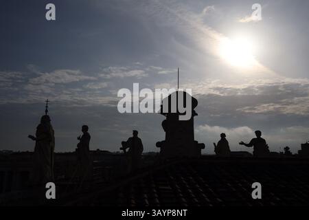 Vatikan, Vatikan. April 2025. Vatikanstadt, Italien 23.04.2025: Die Silhouetten der Säulenstatuen von Papst Franziskus werden von der Kapelle des Domus Sanctæ Marthæ zur Papstbasilika St. Peter getragen, wie im Ordo Exsequiarum Romani Pontificis Credit: Independent Photo Agency/Alamy Live News vorgesehen Stockfoto