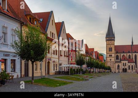 Bardejov, Slowakei, 14. Juli 2024: Sonnenuntergang auf den Hauptplatz in Bardejov, Slowakei. BILD Stockfoto